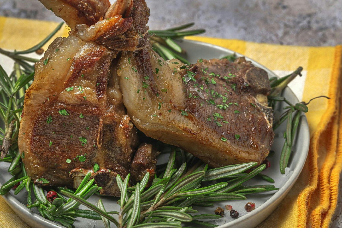 Agnello al forno con patate: un secondo piatto ricco di gusto e calore casalingo