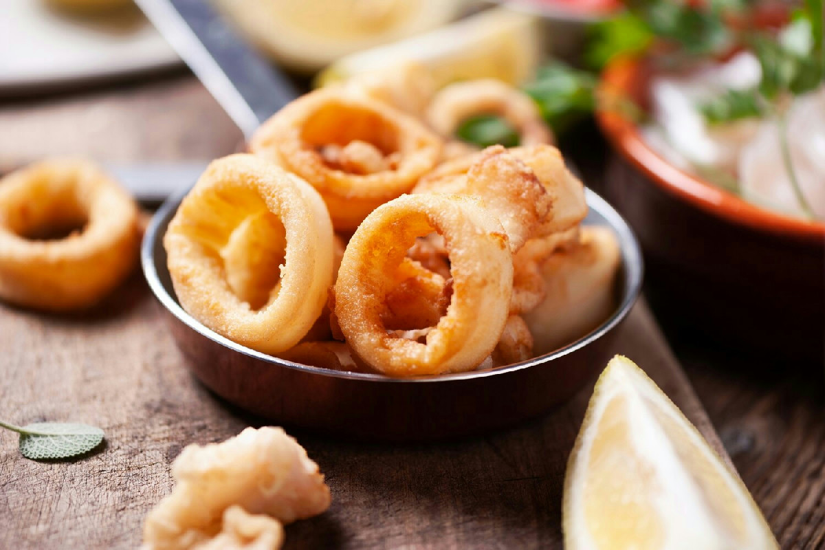Calamari fritti croccanti e leggeri: guida alla cottura perfetta per una frittura impeccabile a casa