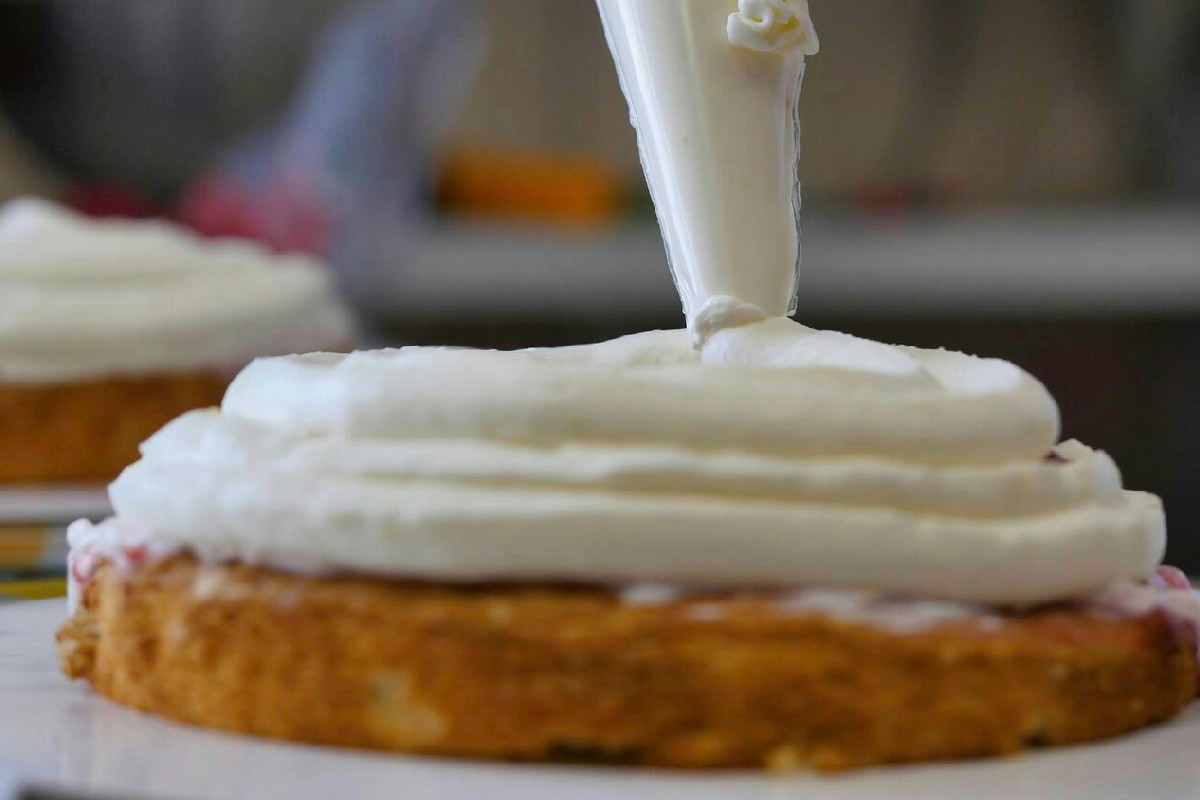 Chi ama i dolci apprezzerà questa crema morbida perfetta per accompagnare il panettone