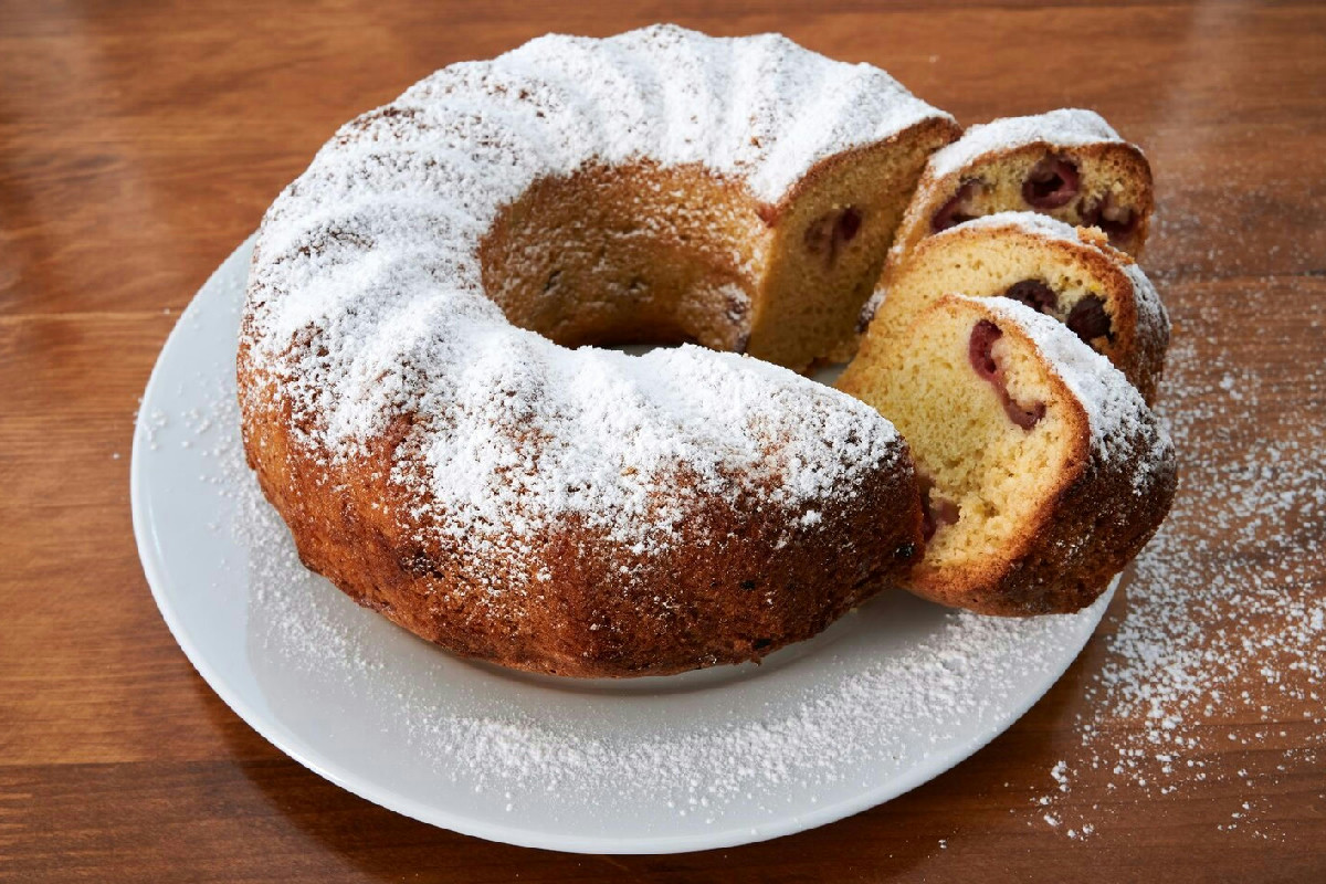 Chi ama i dolci soffici apprezzerà il ciambellone senza glutine con farina di riso, pronto in poco tempo