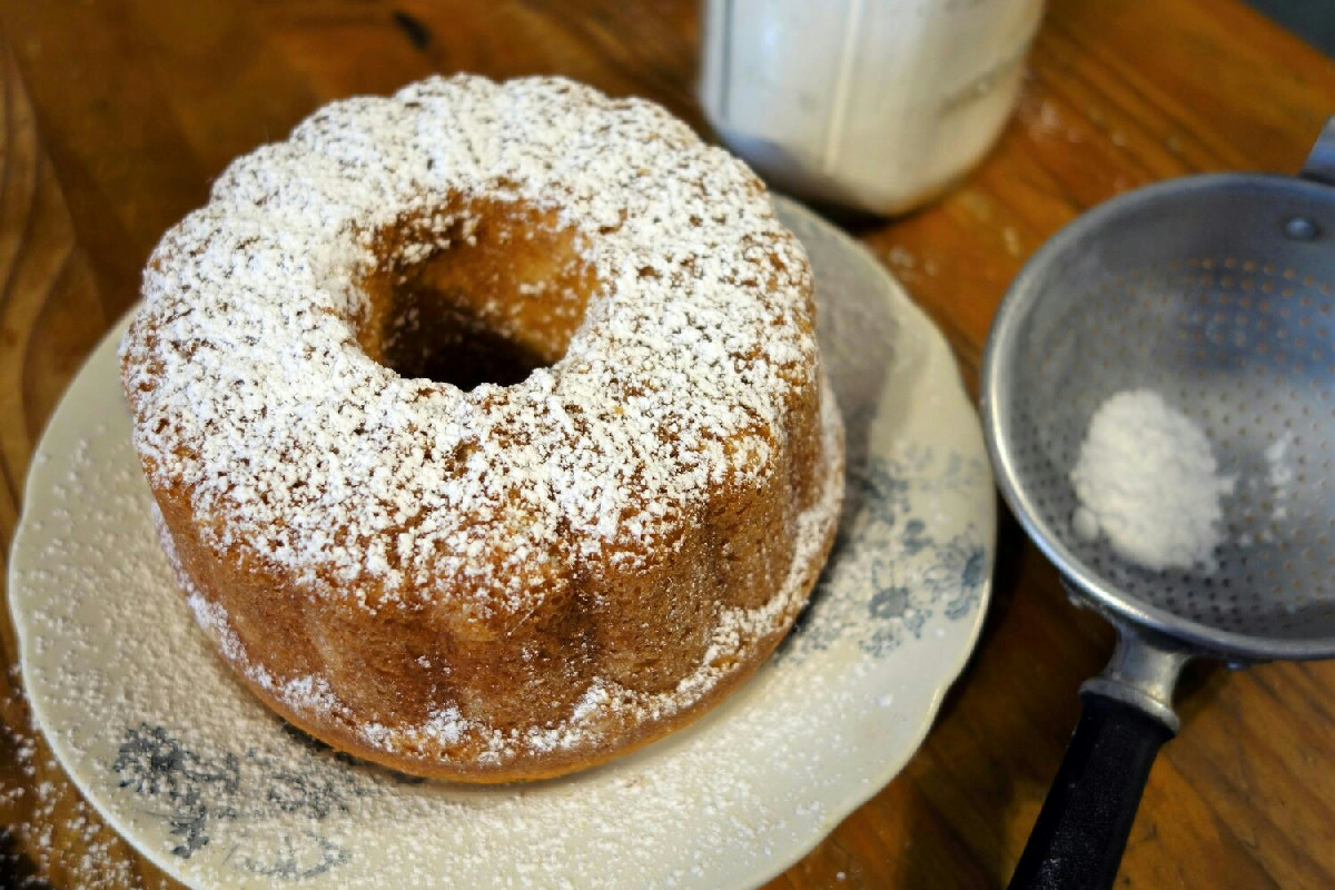 Chi ama i dolci soffici apprezzerà il ciambellone senza glutine con farina di riso, pronto in poco tempo