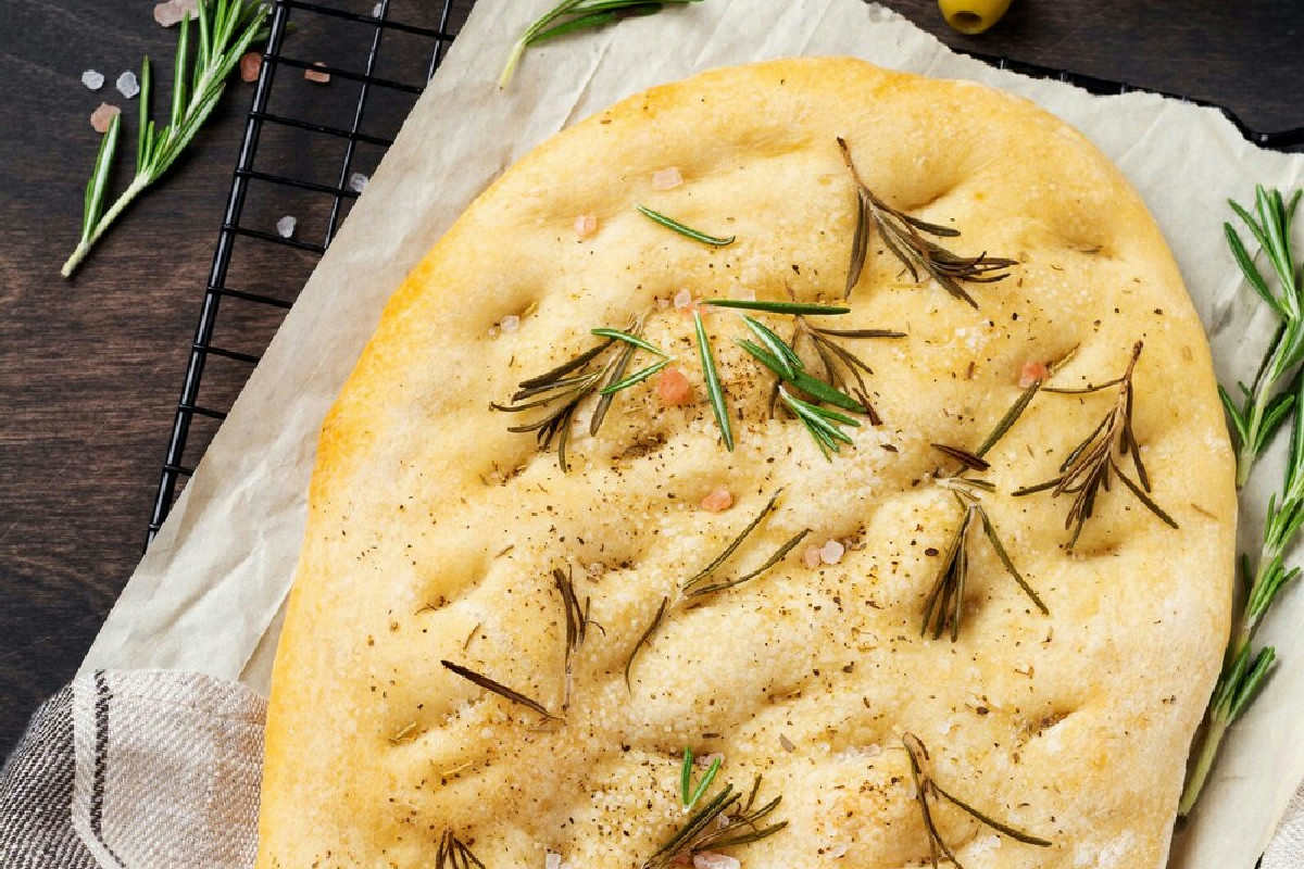 Chi ama il pane semplice apprezzerà questa focaccia in padella pronta in soli 15 minuti