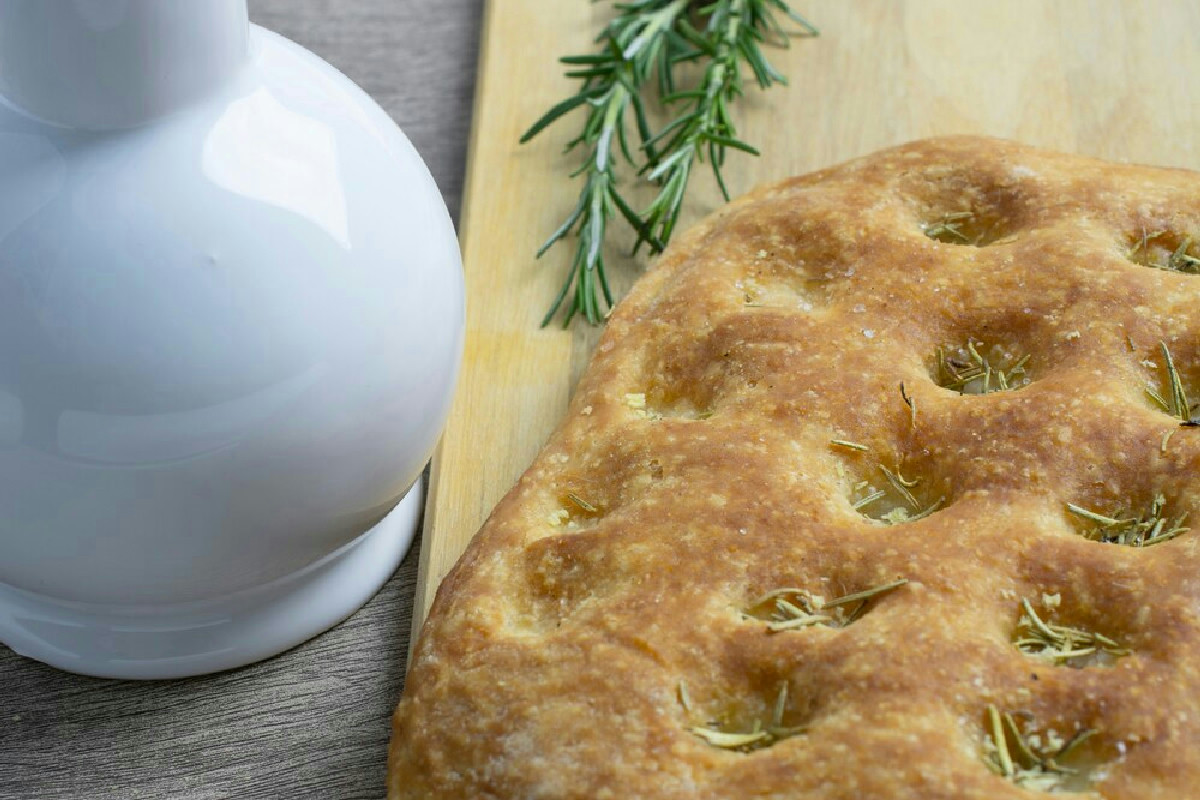 Chi ama il pane semplice apprezzerà questa focaccia in padella pronta in soli 15 minuti
