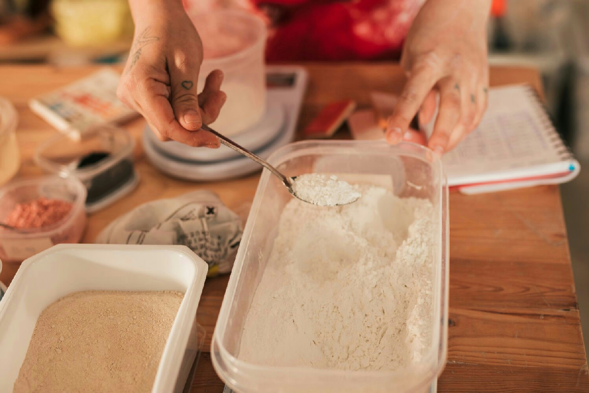 Cinque metodi efficaci per conservare la farina fresca più a lungo evitando gli sprechi in cucina