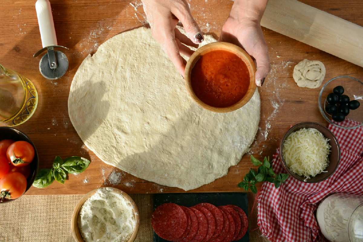 Come preparo la pizza fatta in casa soffice e croccante: guida passo passo da provare subito