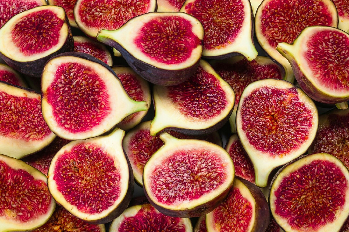 Cosa succede davvero quando mangi fichi con la buccia: l’effetto che pochi conoscono