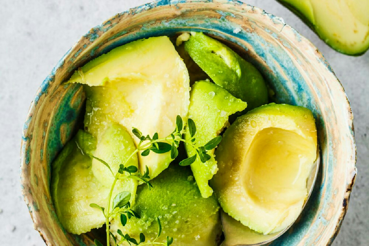 Cosa succede quando l'avocado cremoso incontra il salmone in una mousse leggera e raffinata