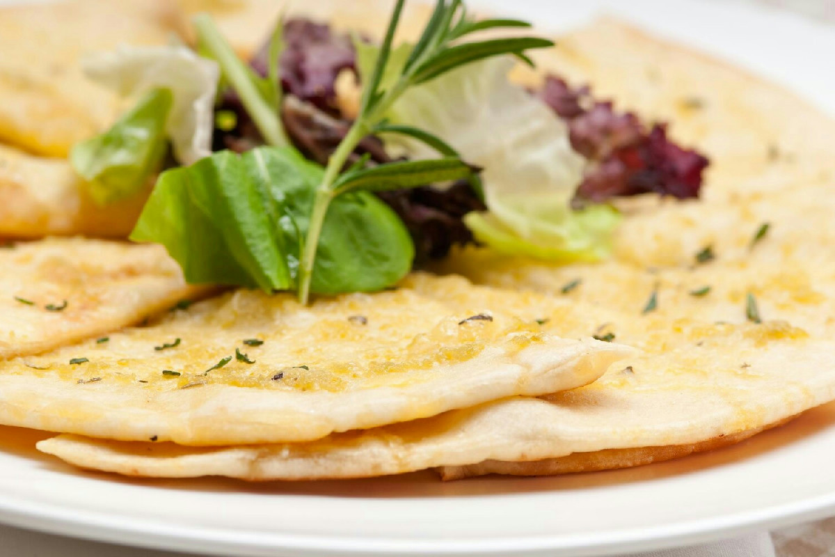 Crespelle di ceci: base leggera e versatile per piatti mediterranei dal gusto raffinato