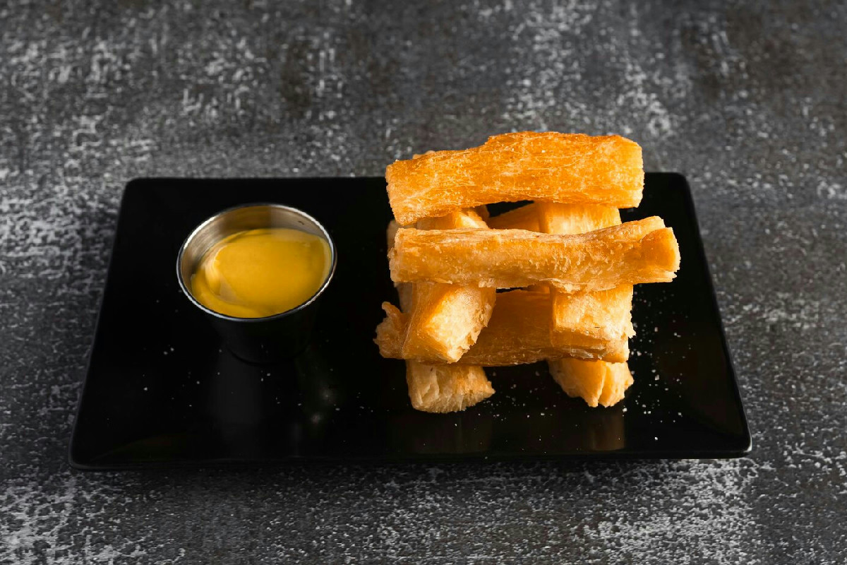 Emmentaler fritto con insalatina fresca e composta di mele, sedano e arancia