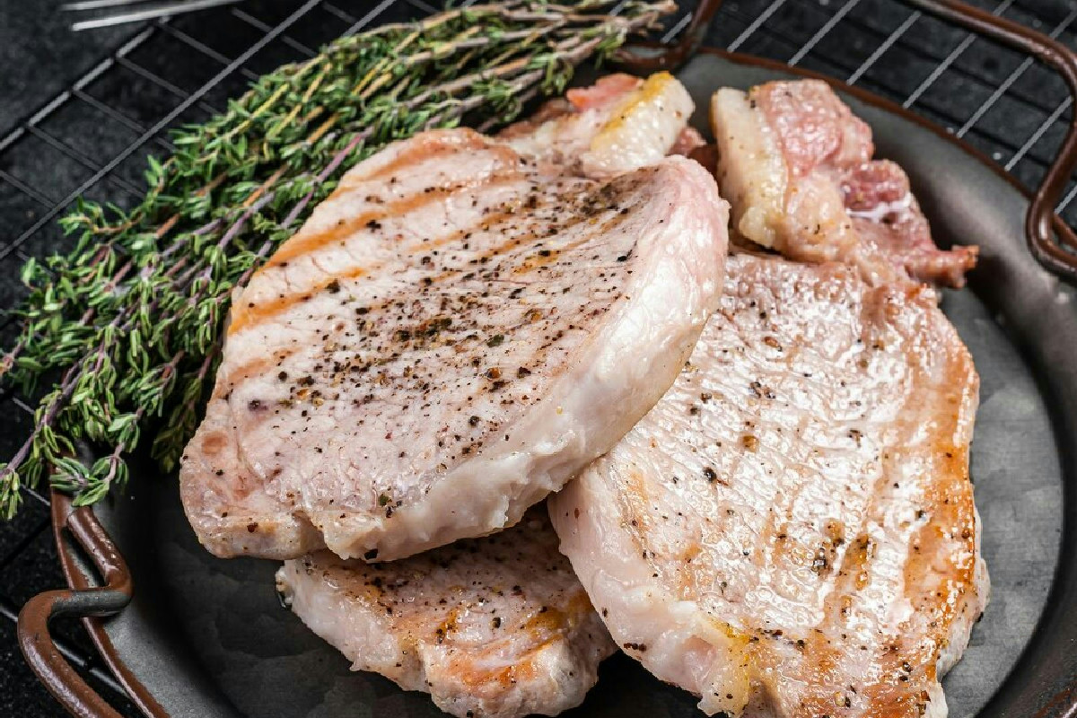 Filetto di maiale al forno: ricetta per un secondo piatto succoso e fragrante che esalta la tavola elegante