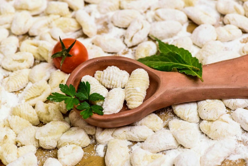Gnocchi fatti in casa senza patate: ricetta semplice con acqua, farina e un pizzico di sale