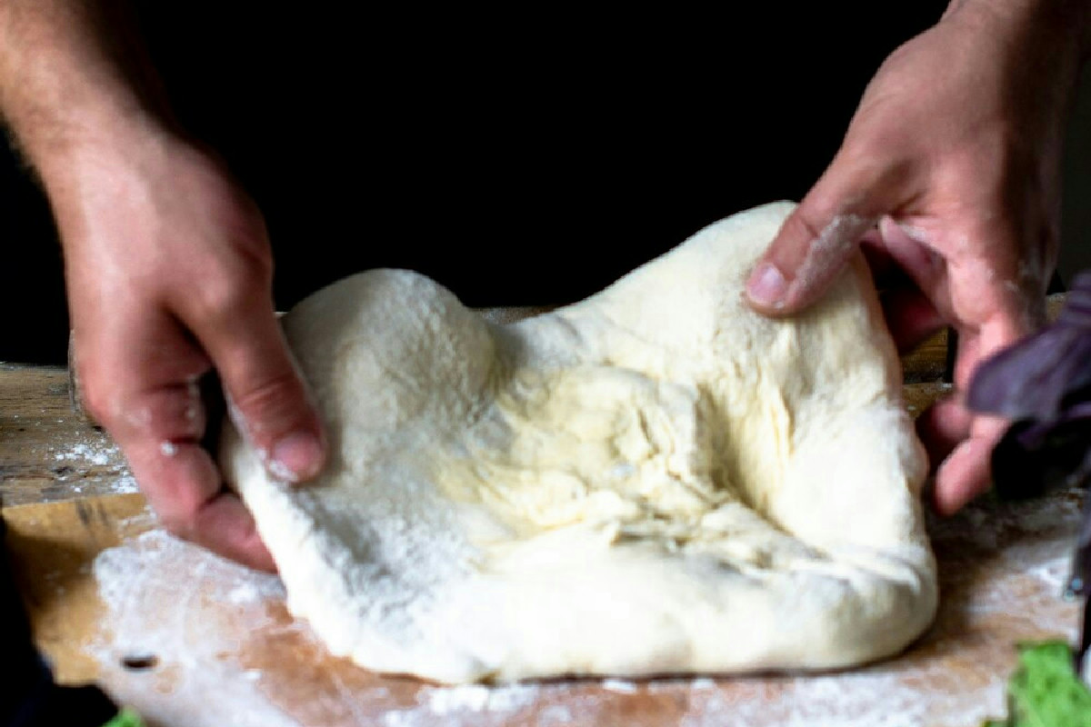 Impasto a lunga lievitazione per pinsa romana: leggerezza e sapore unico fatto in casa