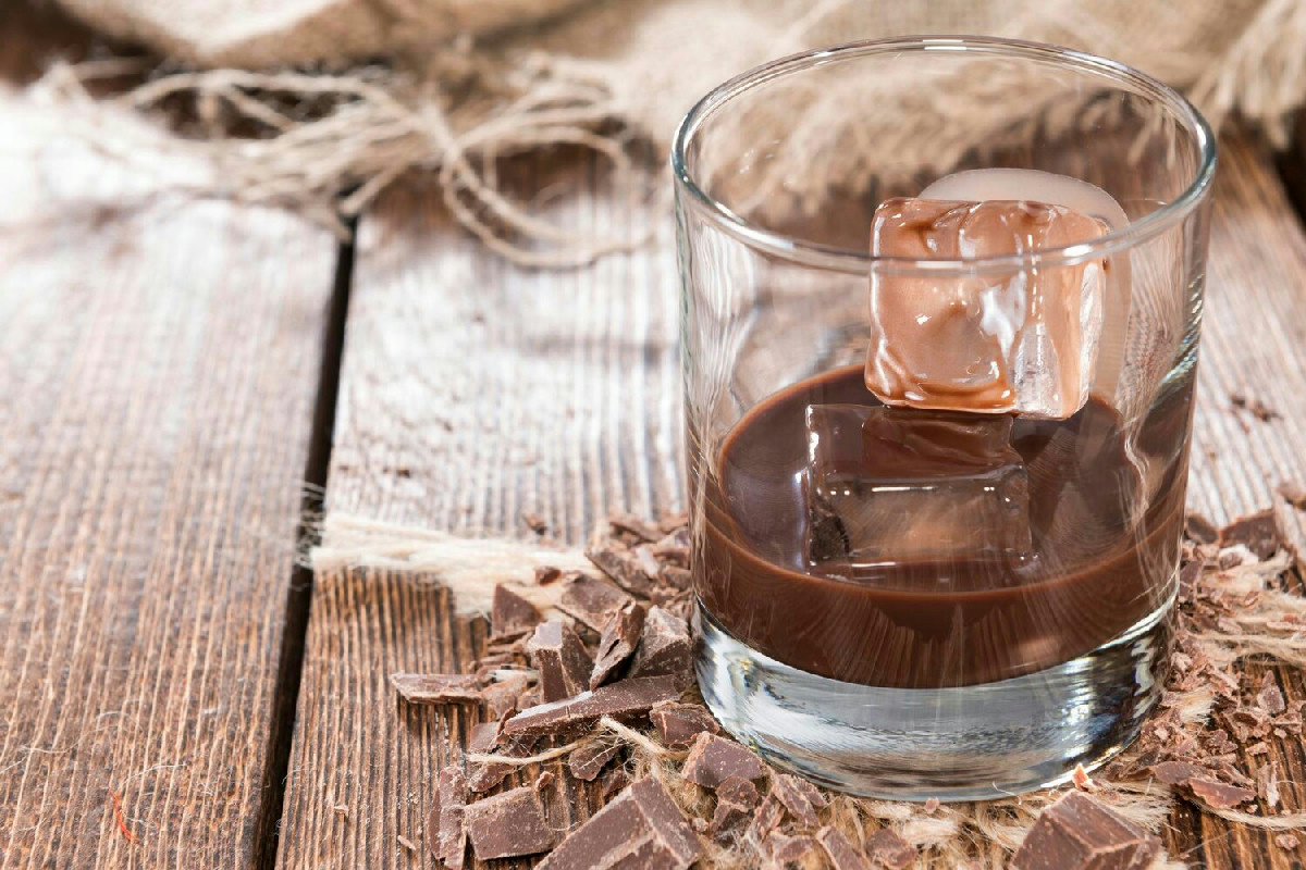 Liquore al cioccolato fatto in casa: ricetta cremosa per un gusto intenso e irresistibile in cucina