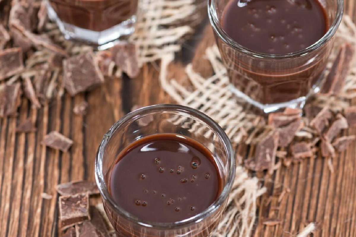 Liquore al cioccolato fatto in casa: ricetta cremosa per un gusto intenso e irresistibile in cucina