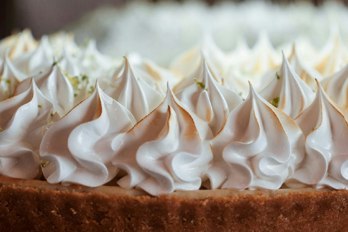 Meringa italiana: come ottenere la consistenza perfetta per dolci eleganti e golosi