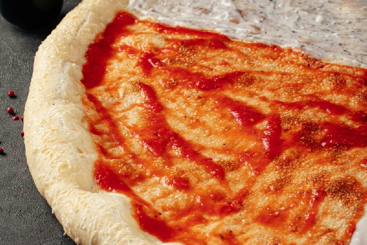 Ottenere una pizza rossa sottile e croccante, proprio come quella del forno artigianale vero