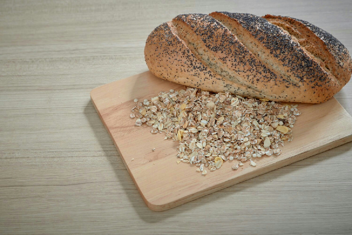 Pane rustico con farina di avena: un alimento sano e ricco di fibre per la dieta quotidiana