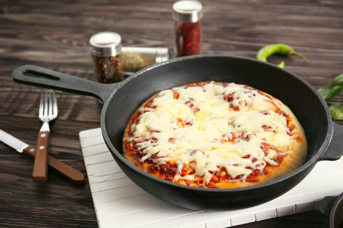 Pizza in padella pronta in 15 minuti: croccante e facile da preparare anche con poco tempo