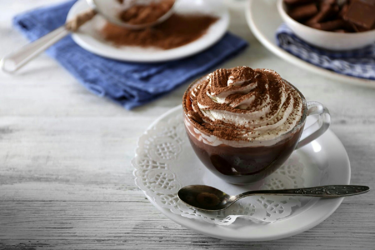 Prepara in 5 minuti una mousse al cioccolato soffice con solo due ingredienti semplici da casa