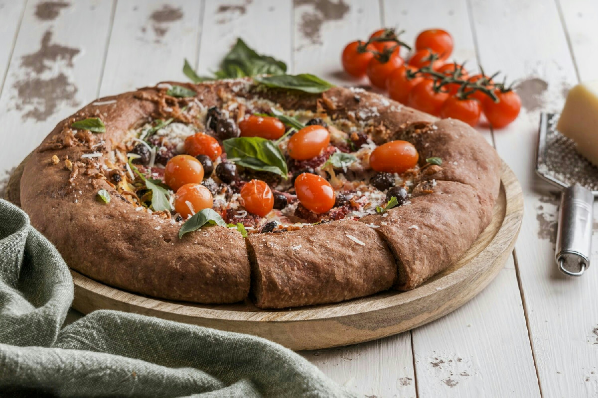 Prepara in casa una pizza integrale croccante e saporita con pochi ingredienti semplici e facili passaggi