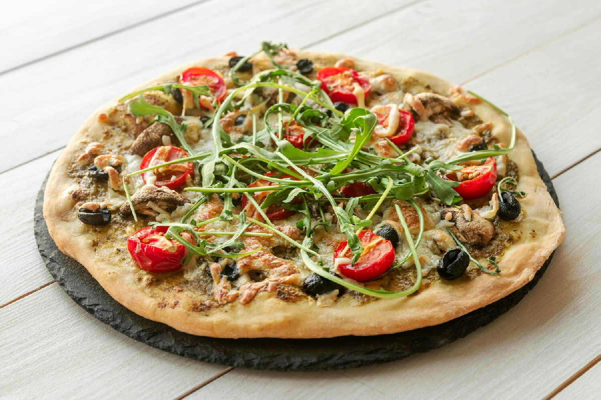 Prepara in casa una pizza integrale croccante e saporita con pochi ingredienti semplici e facili passaggi