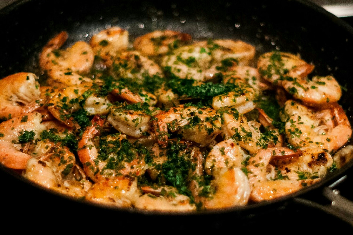 Prepara gamberoni e asparagi con questo trucco semplice per un piatto da chef raffinato
