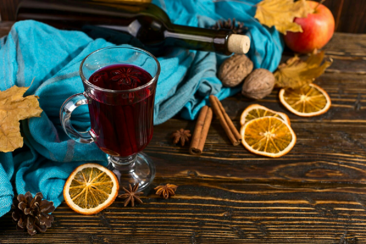 Preparare il vin brulé in modo semplice per riscaldare le serate con un tocco autentico