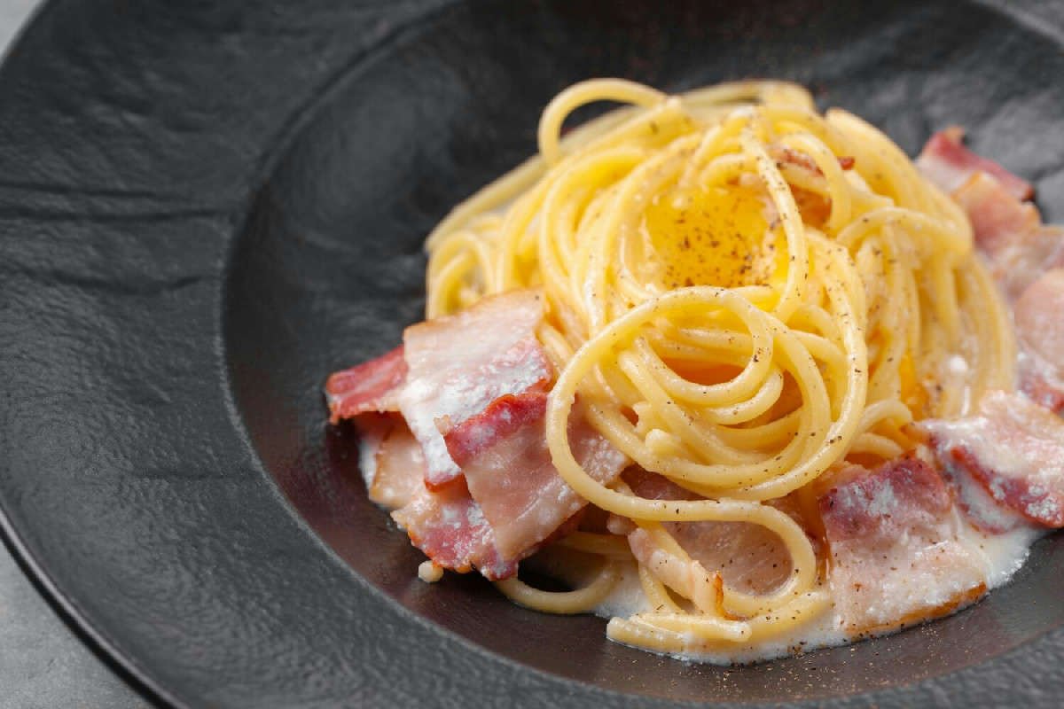 Quando la tradizione si rinnova: la preparazione autentica degli spaghetti alla carbonara perfetti