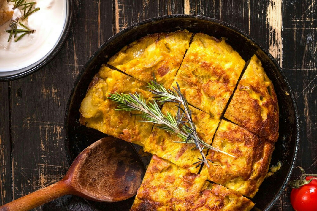 Il sapore unico degli ortaggi nella frittata soffice al forno per un pasto leggero e gustoso