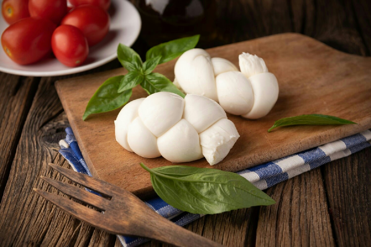 Il segreto per riconoscere la mozzarella perfetta e valorizzarla in cucina con idee semplici e gustose