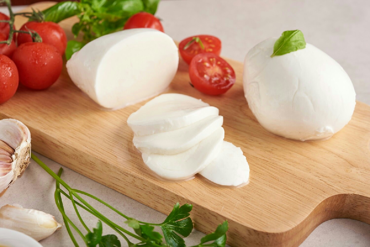 Il segreto per riconoscere la mozzarella perfetta e valorizzarla in cucina con idee semplici e gustose