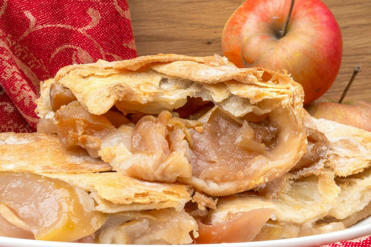 Sfogliatine di mele croccanti e profumate: dolcetti pronti in pochi minuti per la tua cucina