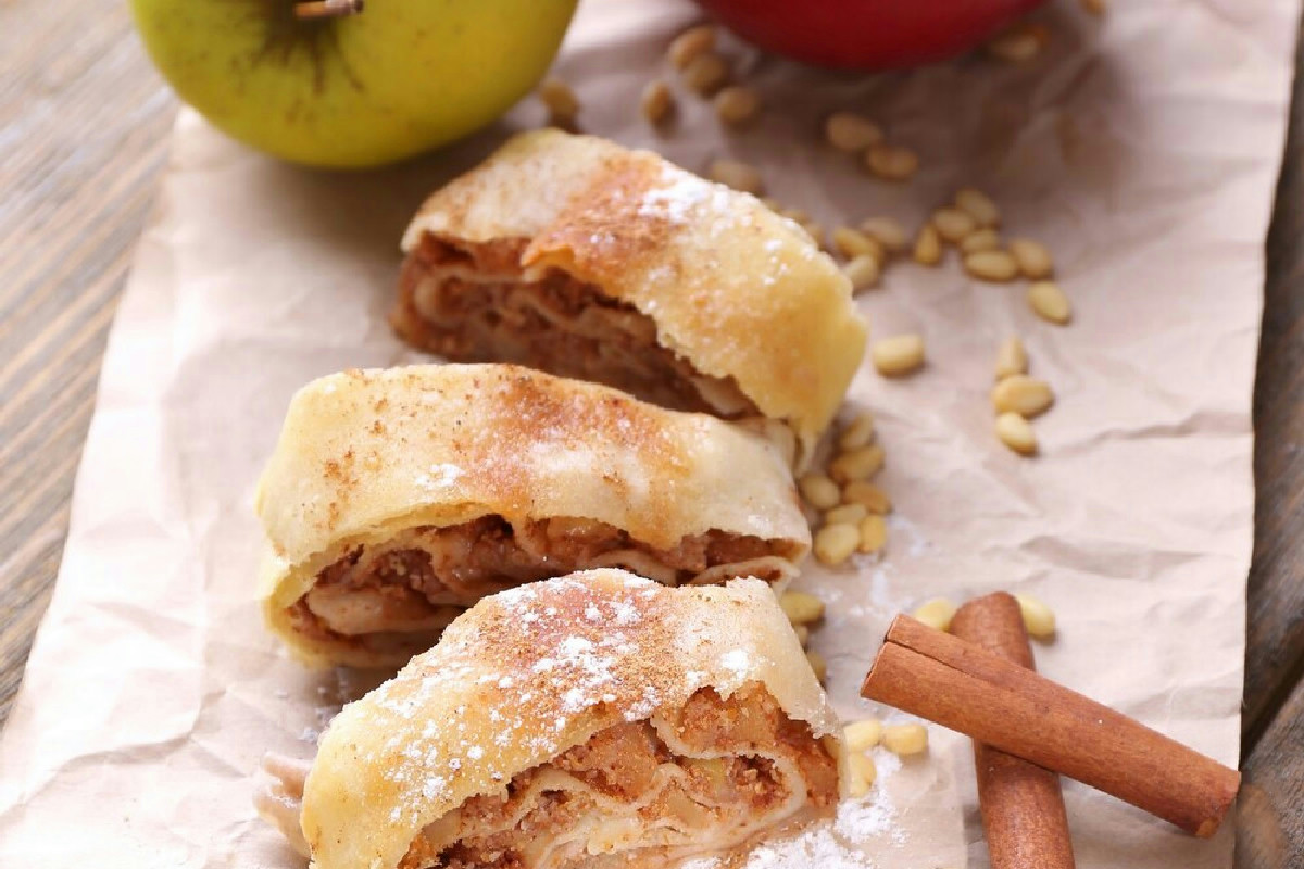 Sfogliatine di mele croccanti e profumate: dolcetti pronti in pochi minuti per la tua cucina