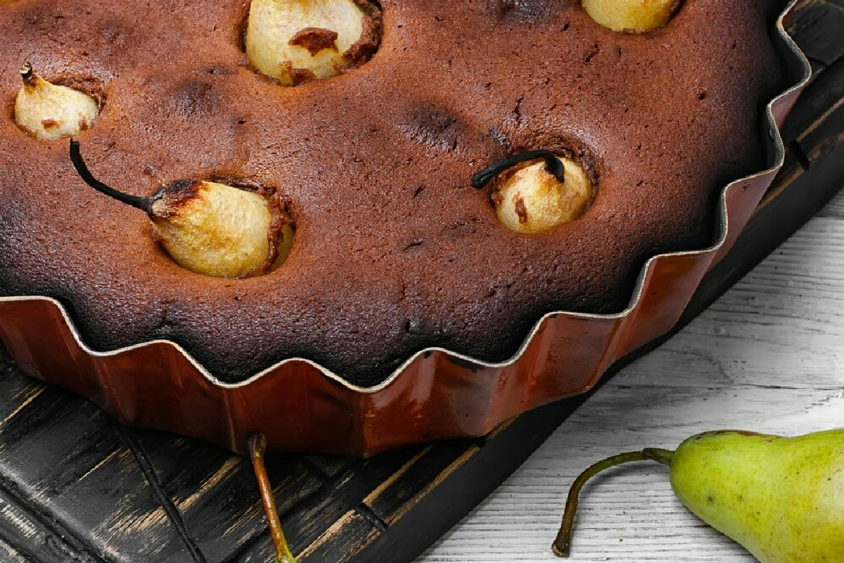 Torta con mousse vellutata, pere dolci e cioccolato fondente per un dessert raffinato e speciale