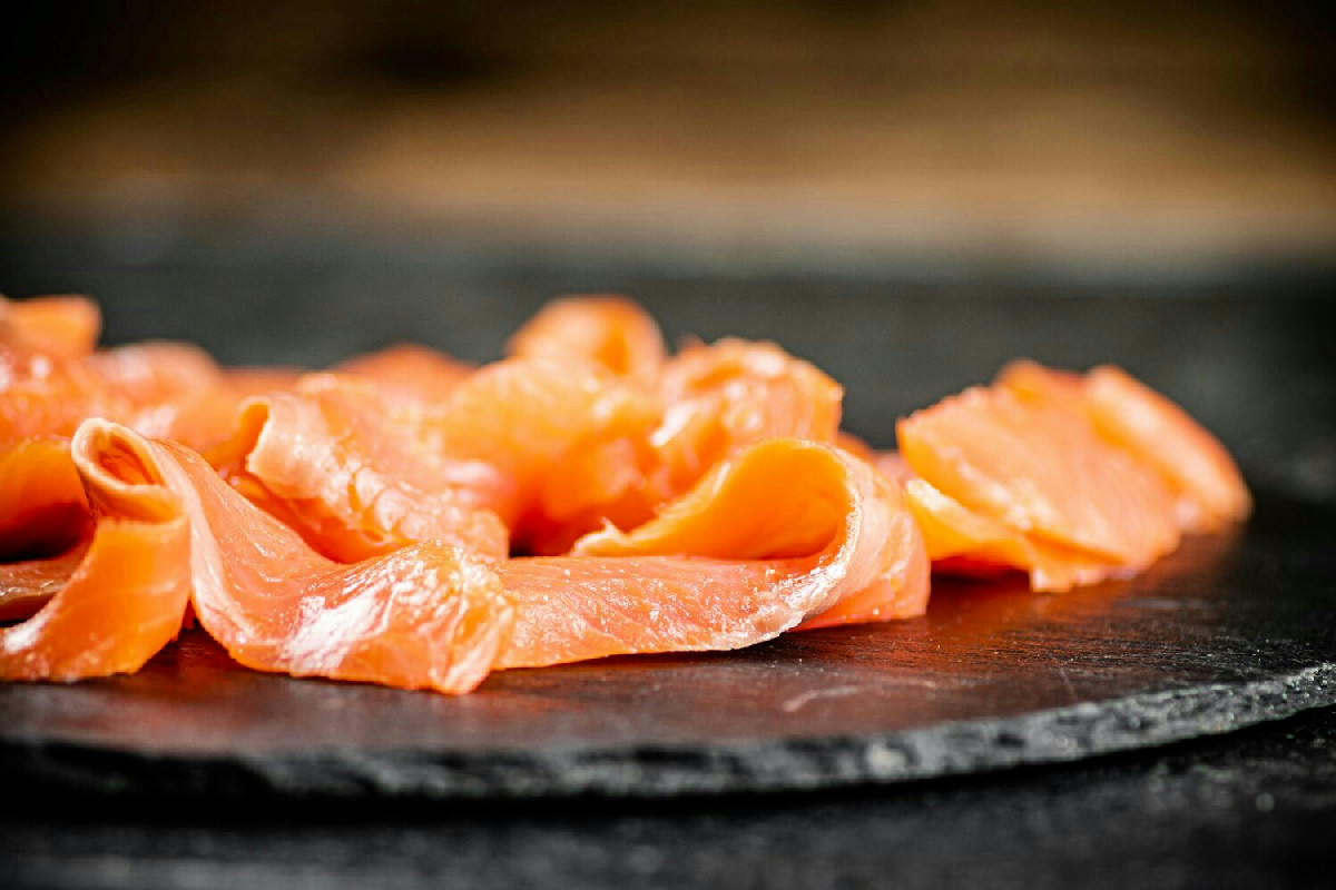 La versatilità del salmone affumicato in cucina: molti non immaginano la vera potenza